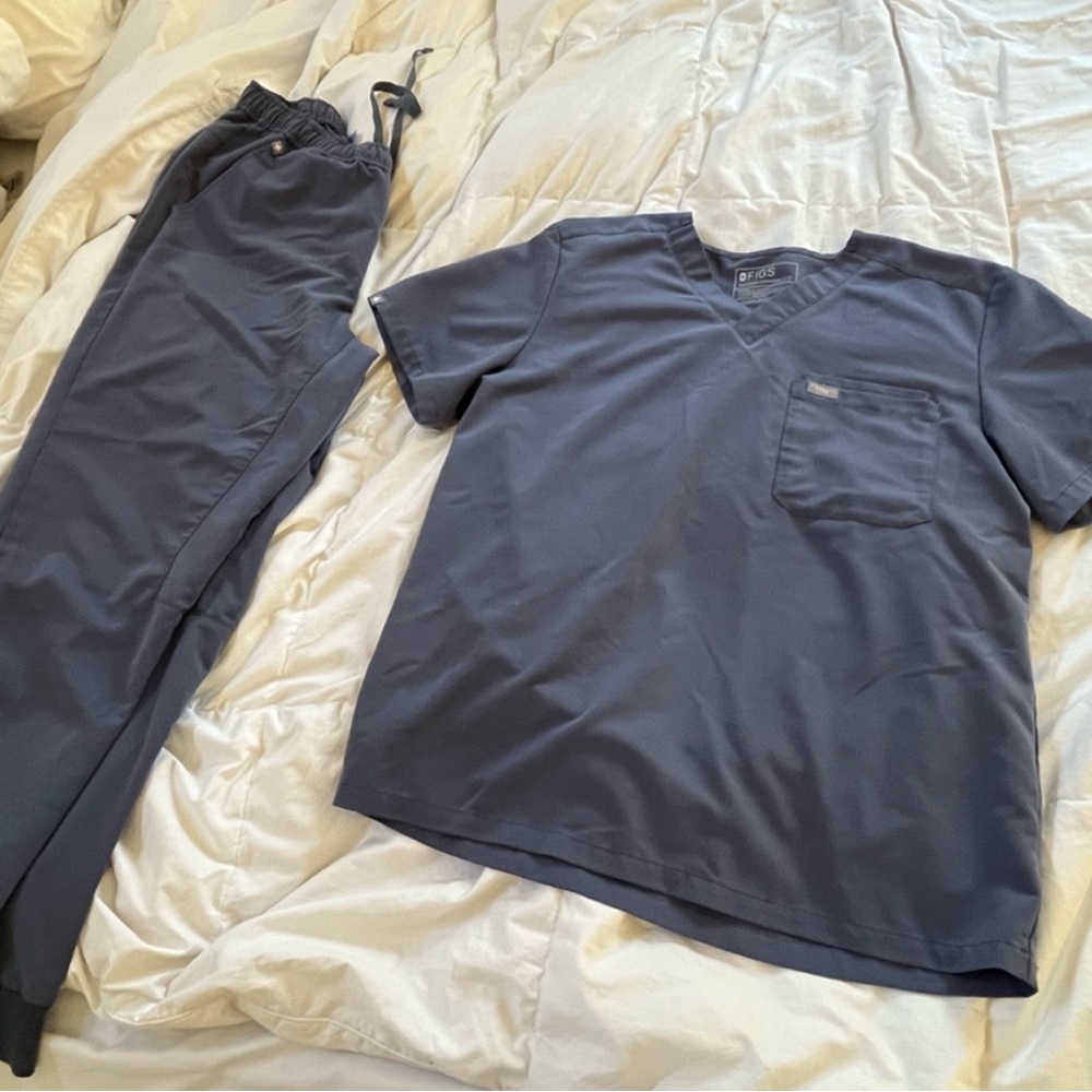 Men’s size large Figs scrubs set